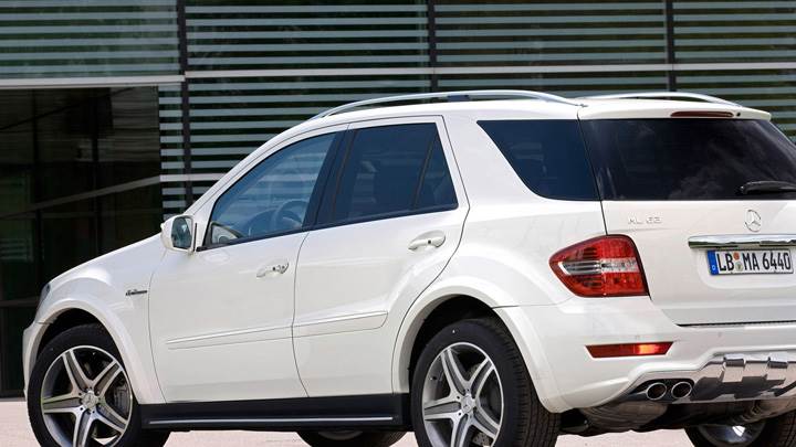 2010 Mercedes-Benz ML 63 AMG Facelift Side Back Pose In White